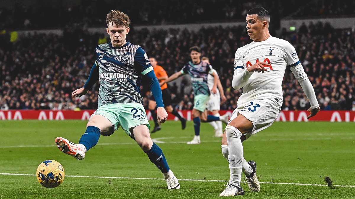 Brentford bung sức đấu Tottenham