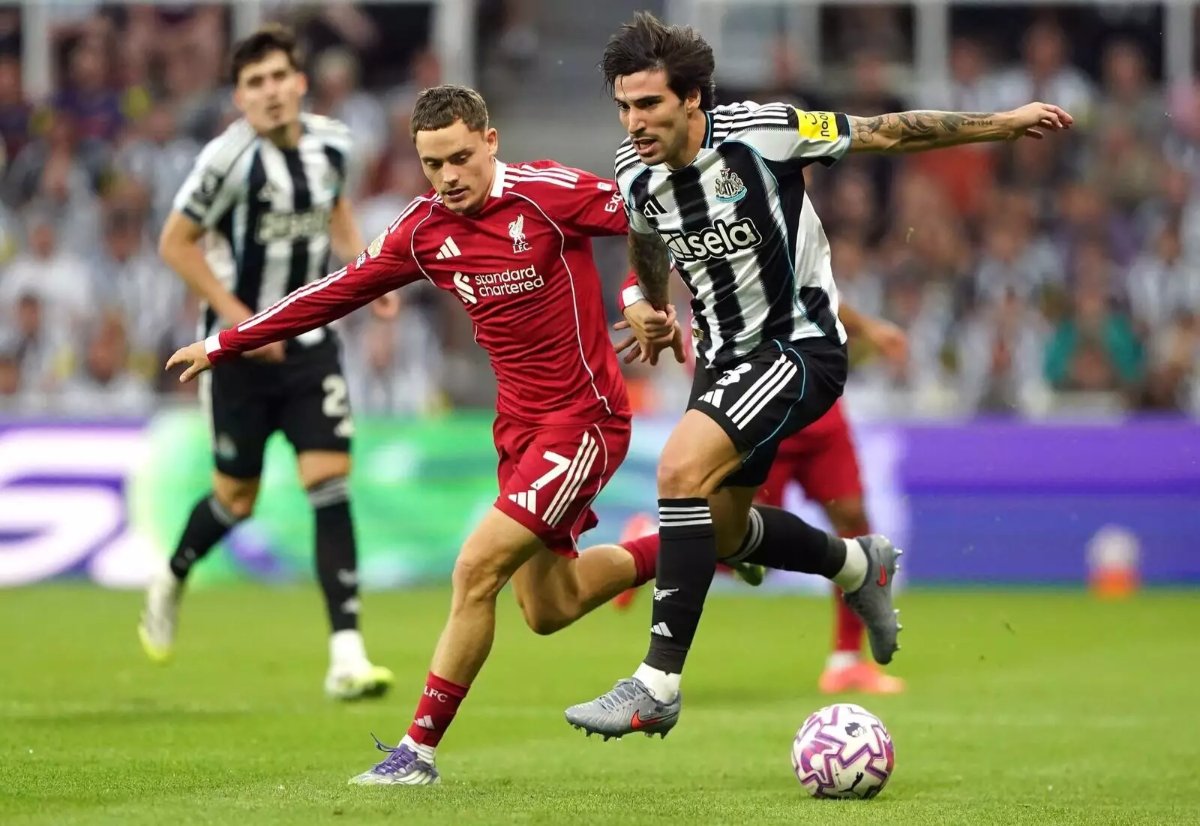 Liverpool gặp khó trước Newcastle
