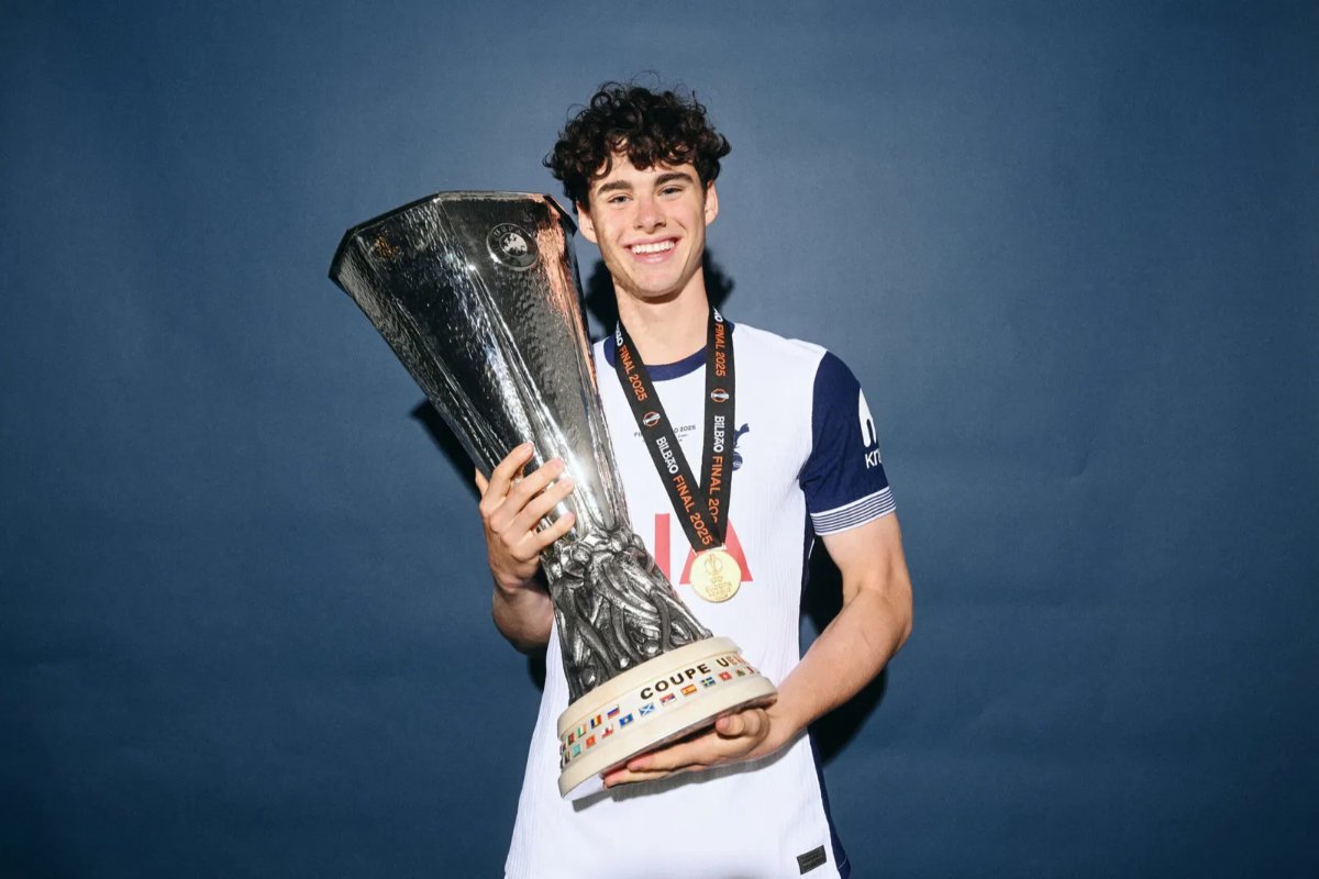 Real Madrid ngưỡng mộ tài năng của Archie Gray 3 Bayern Munich cũng muốn chiêu mộ Gray